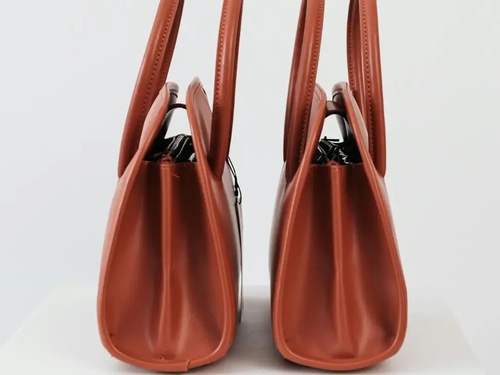Classic Leather Shoulder Bag (1990s)